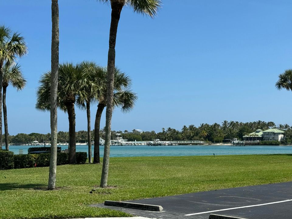 合同活跃: $5,000 (2 贝兹, 2 浴室, 1272 平方英尺)