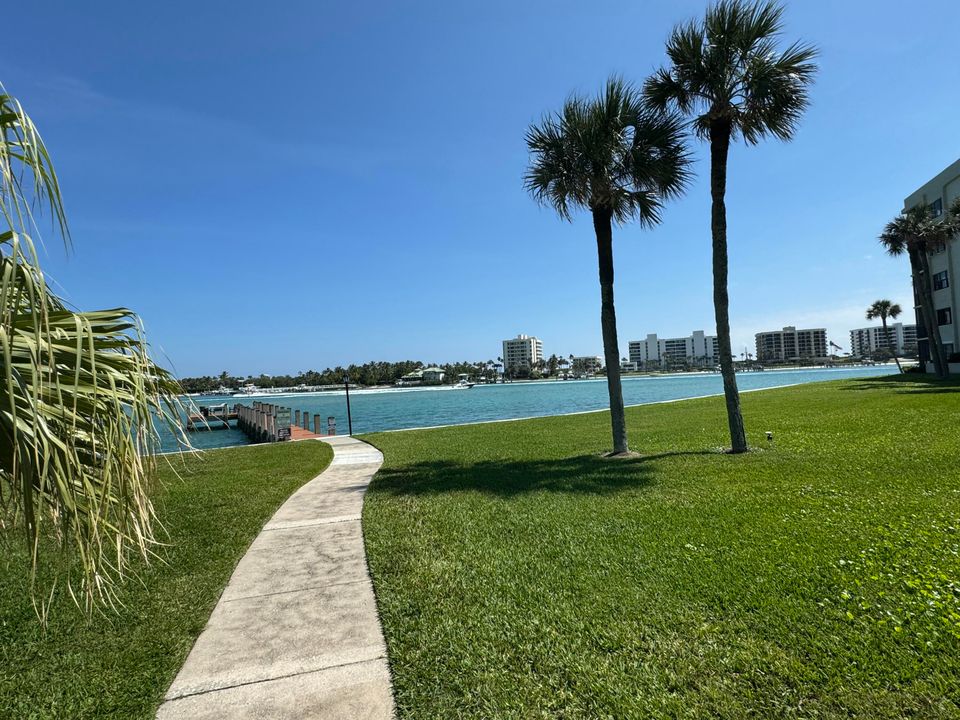 合同活跃: $5,000 (2 贝兹, 2 浴室, 1272 平方英尺)