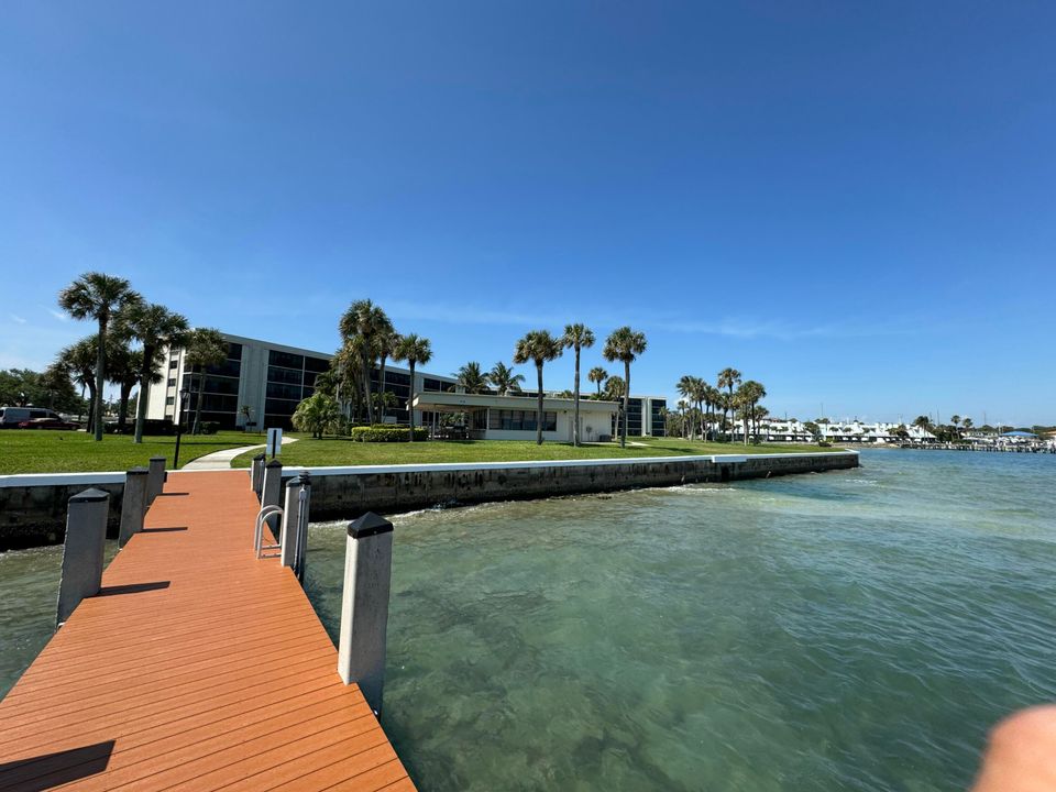 合同活跃: $5,000 (2 贝兹, 2 浴室, 1272 平方英尺)