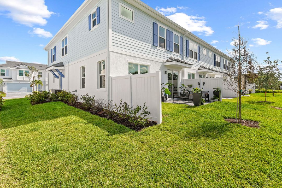 最近租的: $2,850 (3 贝兹, 2 浴室, 2017 平方英尺)