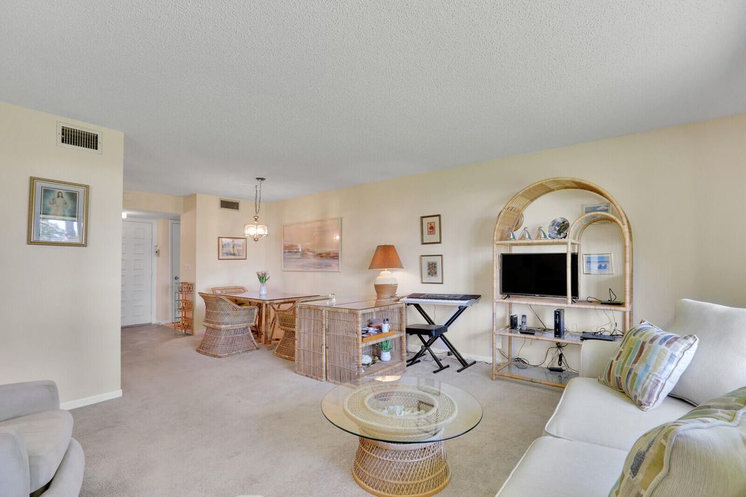 For Sale: $140,000 (2 beds, 2 baths, 1044 Square Feet)