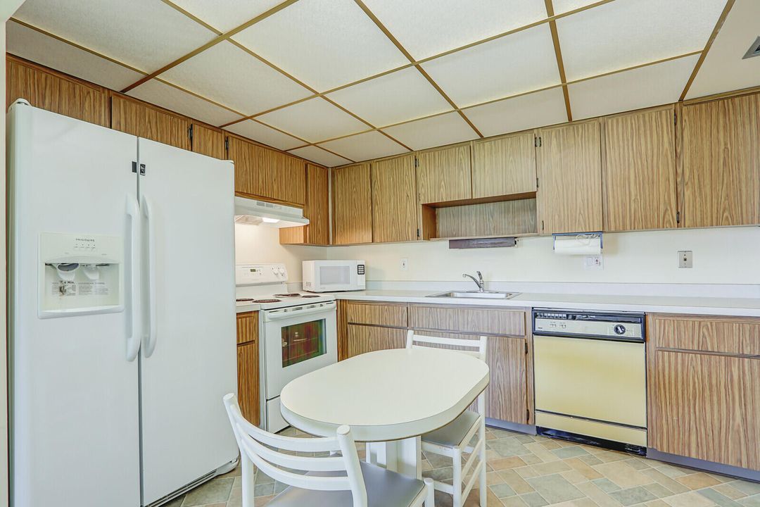 For Sale: $140,000 (2 beds, 2 baths, 1044 Square Feet)
