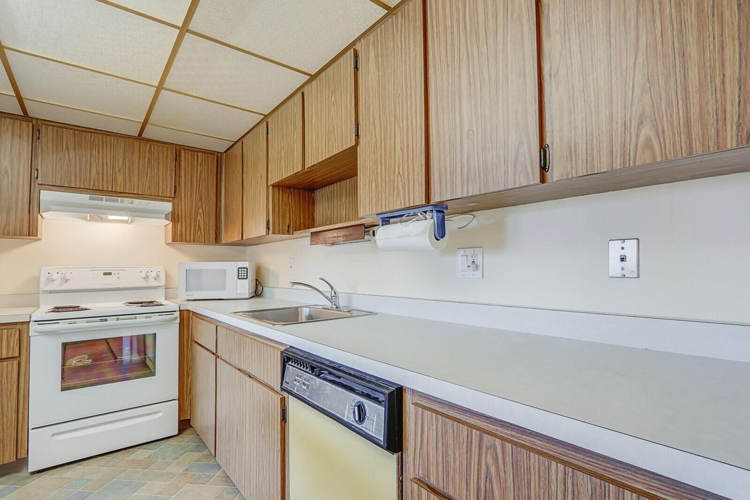 For Sale: $140,000 (2 beds, 2 baths, 1044 Square Feet)