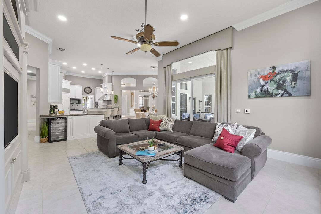 合同活跃: $16,000 (4 贝兹, 4 浴室, 3280 平方英尺)