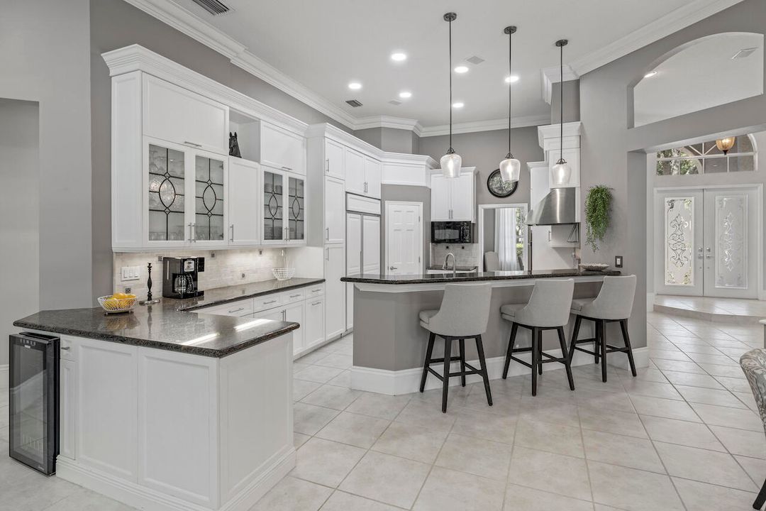 合同活跃: $16,000 (4 贝兹, 4 浴室, 3280 平方英尺)