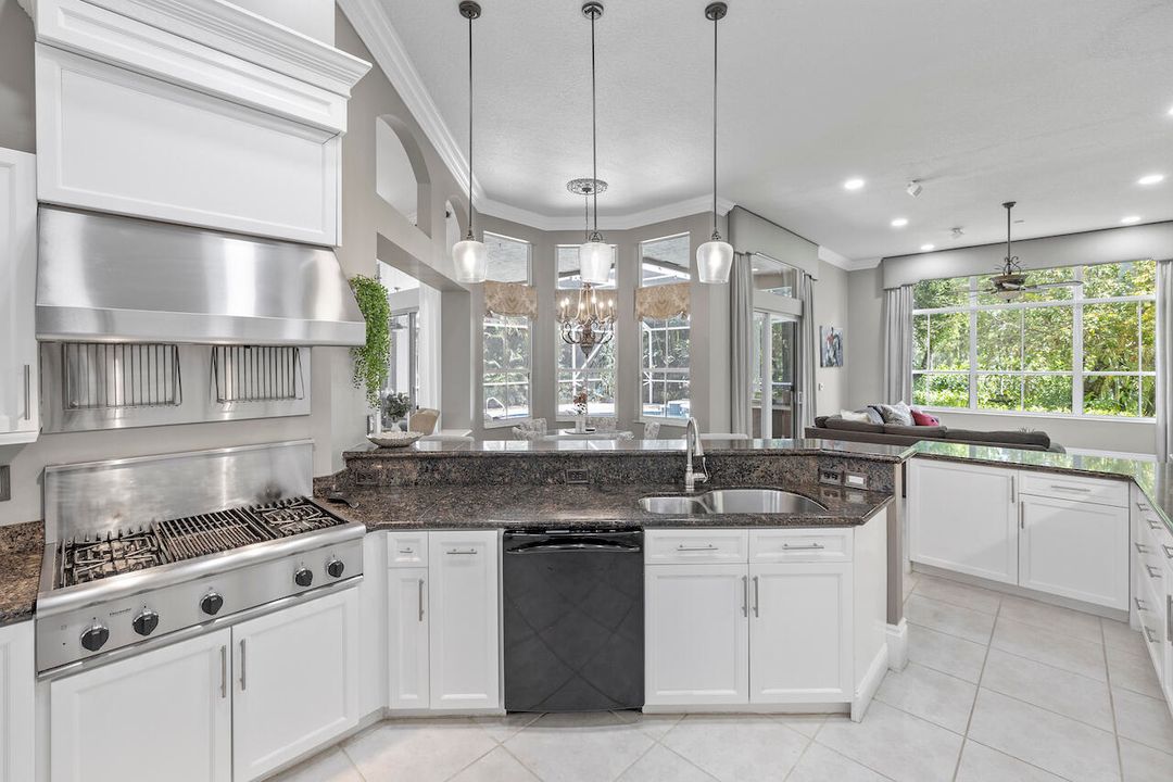 合同活跃: $16,000 (4 贝兹, 4 浴室, 3280 平方英尺)