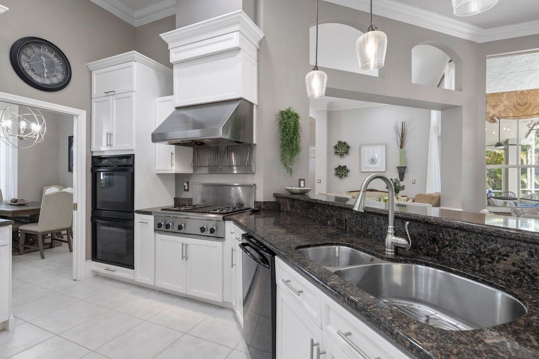 合同活跃: $16,000 (4 贝兹, 4 浴室, 3280 平方英尺)