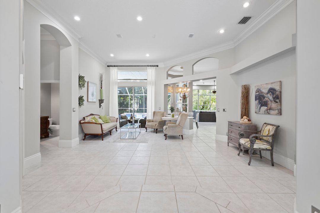 合同活跃: $16,000 (4 贝兹, 4 浴室, 3280 平方英尺)