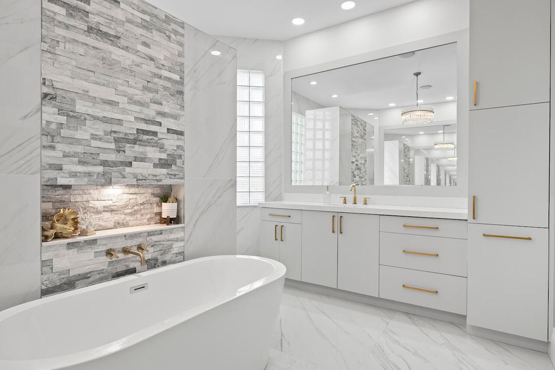 合同活跃: $16,000 (4 贝兹, 4 浴室, 3280 平方英尺)