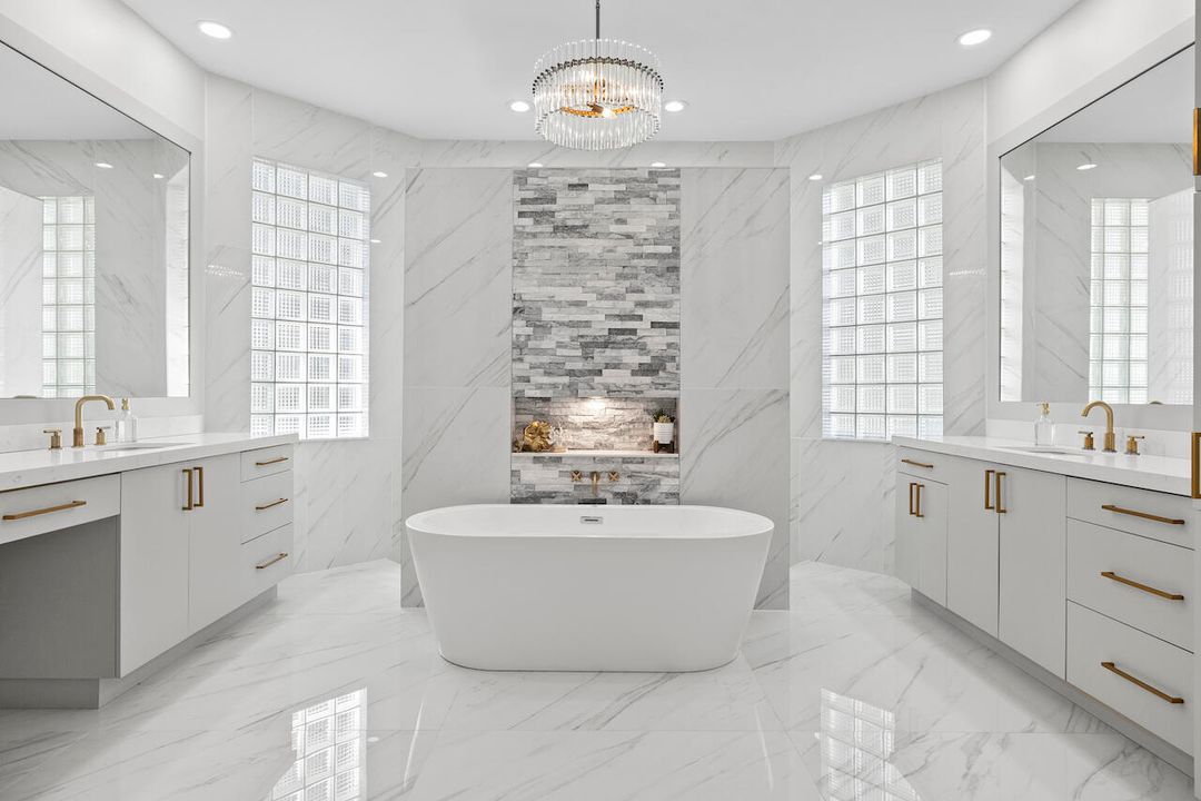 合同活跃: $16,000 (4 贝兹, 4 浴室, 3280 平方英尺)