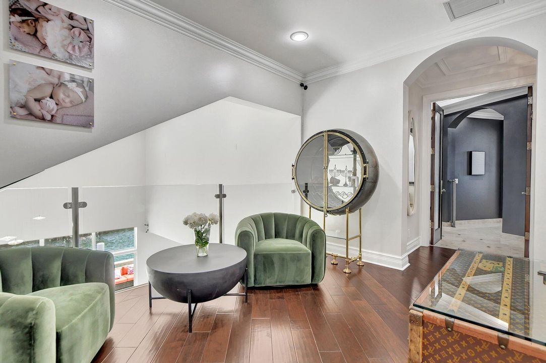 出租: $35,000 (5 贝兹, 4 浴室, 4057 平方英尺)