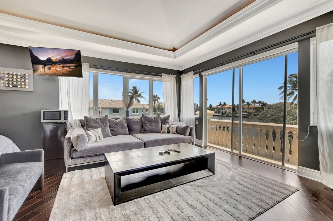 出租: $35,000 (5 贝兹, 4 浴室, 4057 平方英尺)