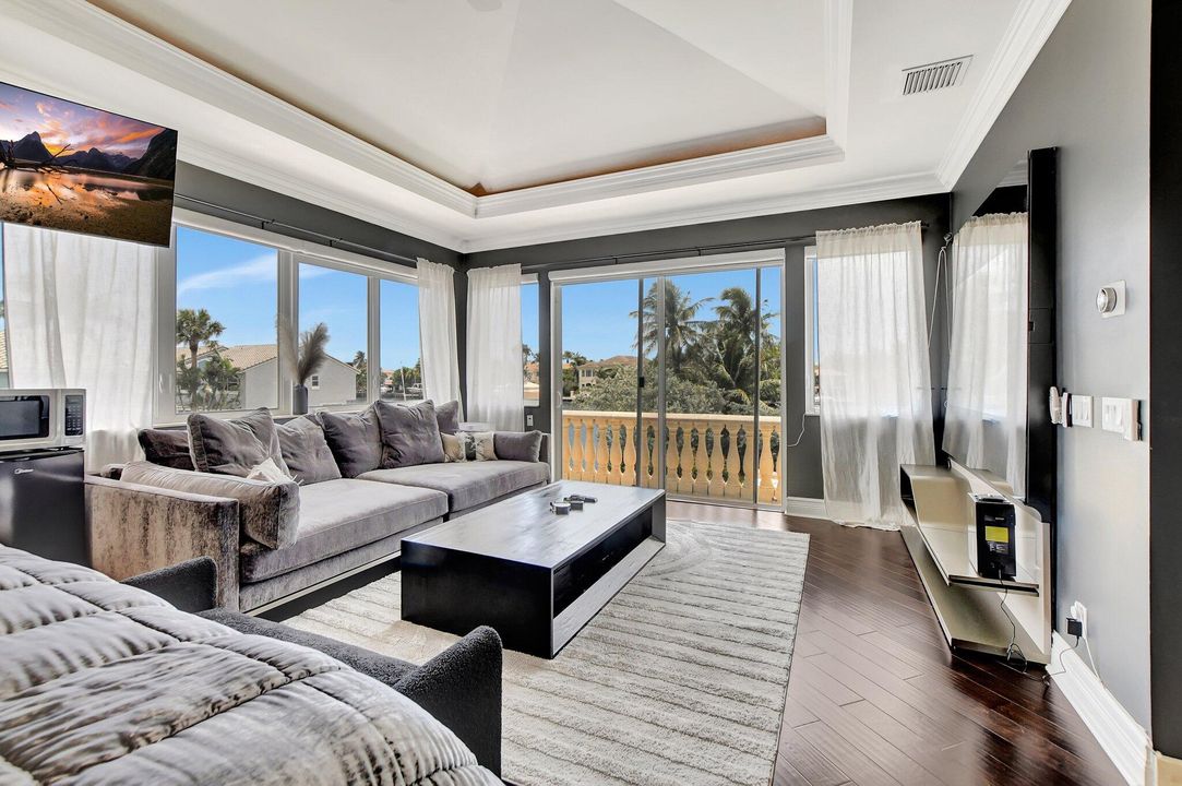 出租: $35,000 (5 贝兹, 4 浴室, 4057 平方英尺)