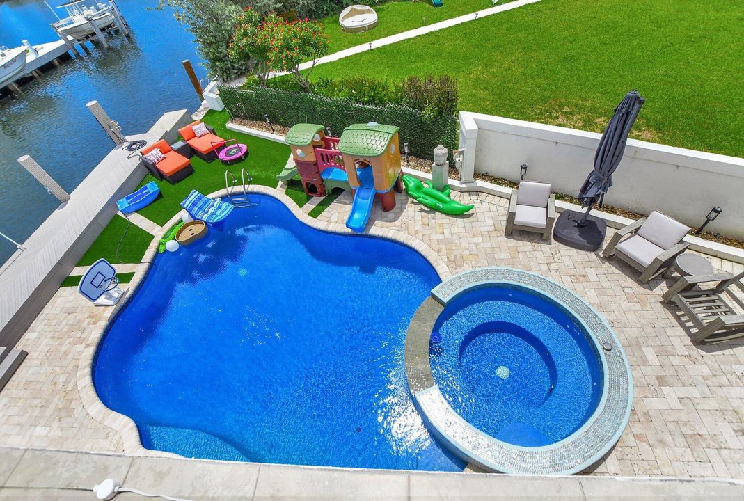 出租: $35,000 (5 贝兹, 4 浴室, 4057 平方英尺)