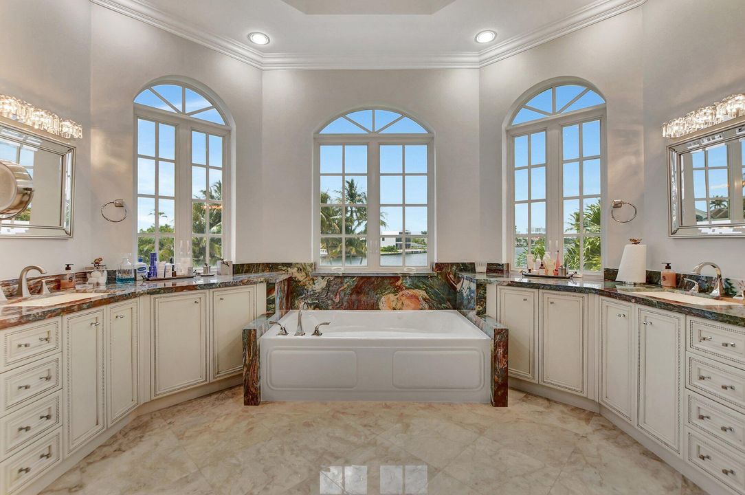 出租: $35,000 (5 贝兹, 4 浴室, 4057 平方英尺)