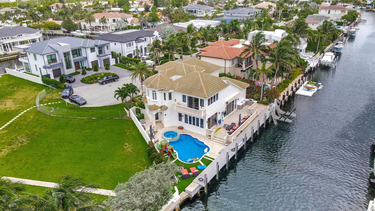 出租: $35,000 (5 贝兹, 4 浴室, 4057 平方英尺)