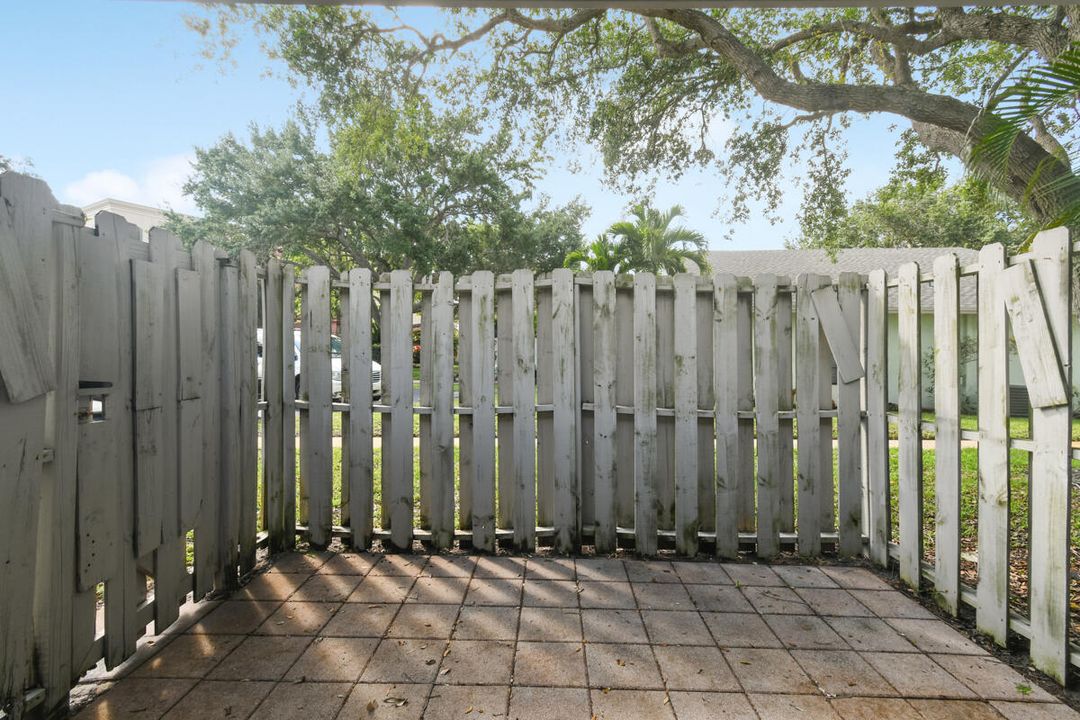 На продажу: $208,888 (1 спален, 1 ванн, 700 Квадратных фут)