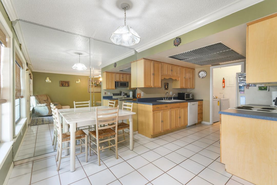 На продажу: $208,888 (1 спален, 1 ванн, 700 Квадратных фут)