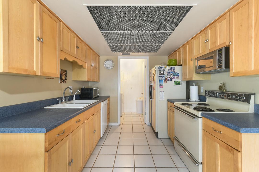 На продажу: $208,888 (1 спален, 1 ванн, 700 Квадратных фут)