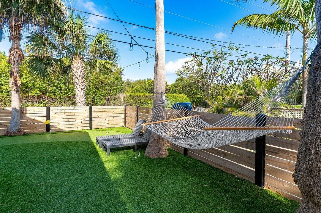 Active With Contract: $1,500,000 (6 beds, 3 baths, 2367 Square Feet)