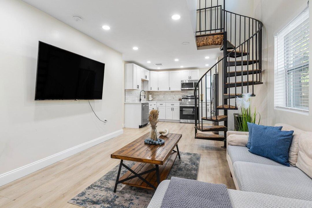 Active With Contract: $1,500,000 (6 beds, 3 baths, 2367 Square Feet)