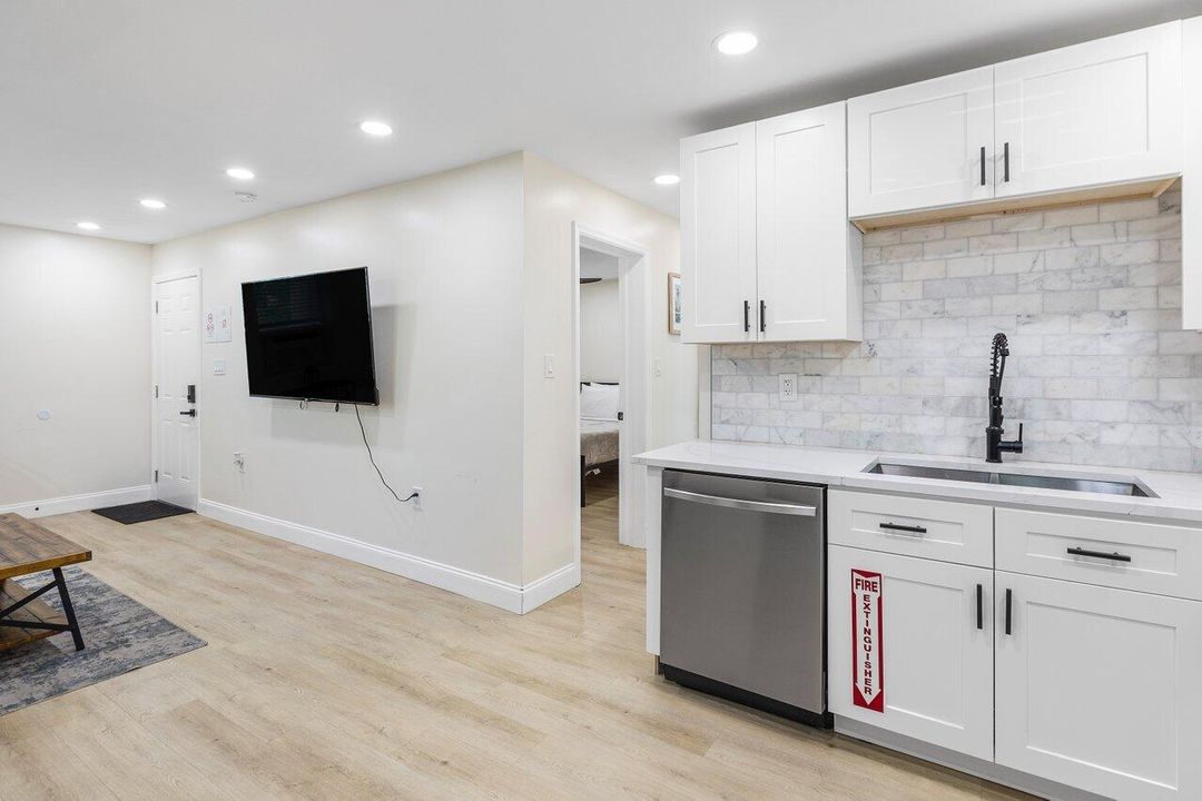 Active With Contract: $1,500,000 (6 beds, 3 baths, 2367 Square Feet)