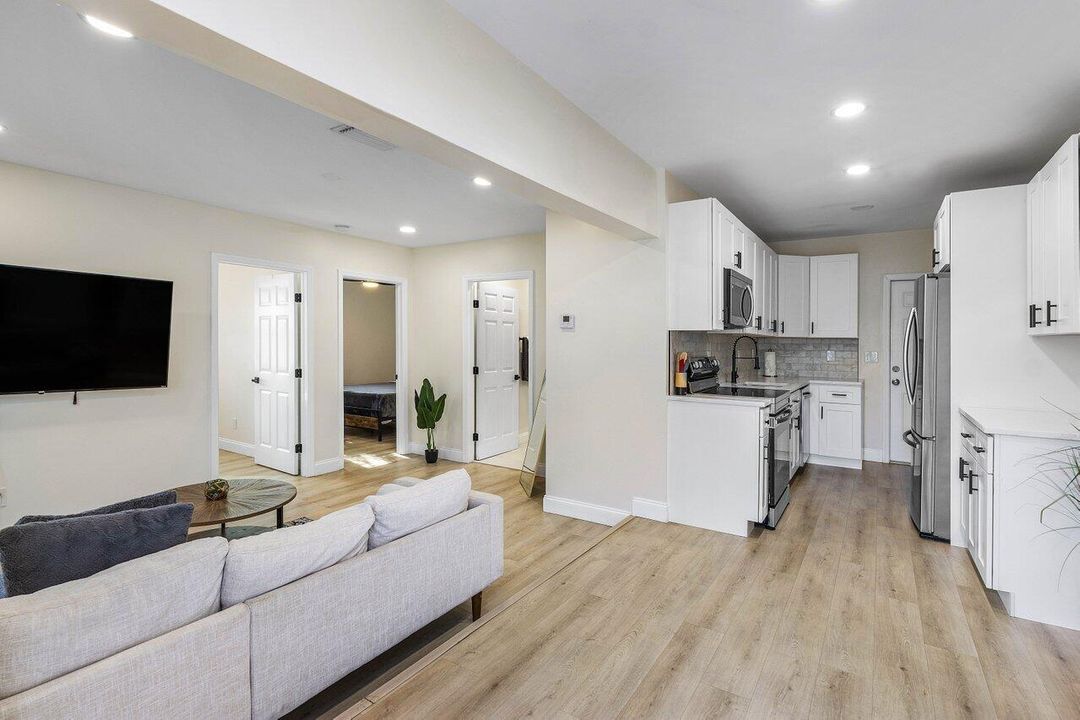 Active With Contract: $1,500,000 (6 beds, 3 baths, 2367 Square Feet)