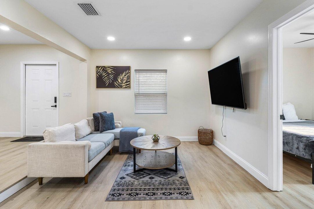 Active With Contract: $1,500,000 (6 beds, 3 baths, 2367 Square Feet)