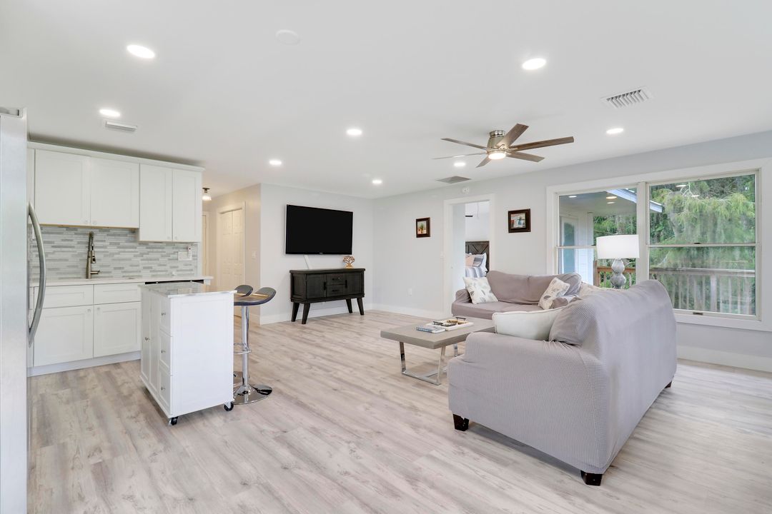 Active With Contract: $927,900 (5 beds, 4 baths, 2279 Square Feet)