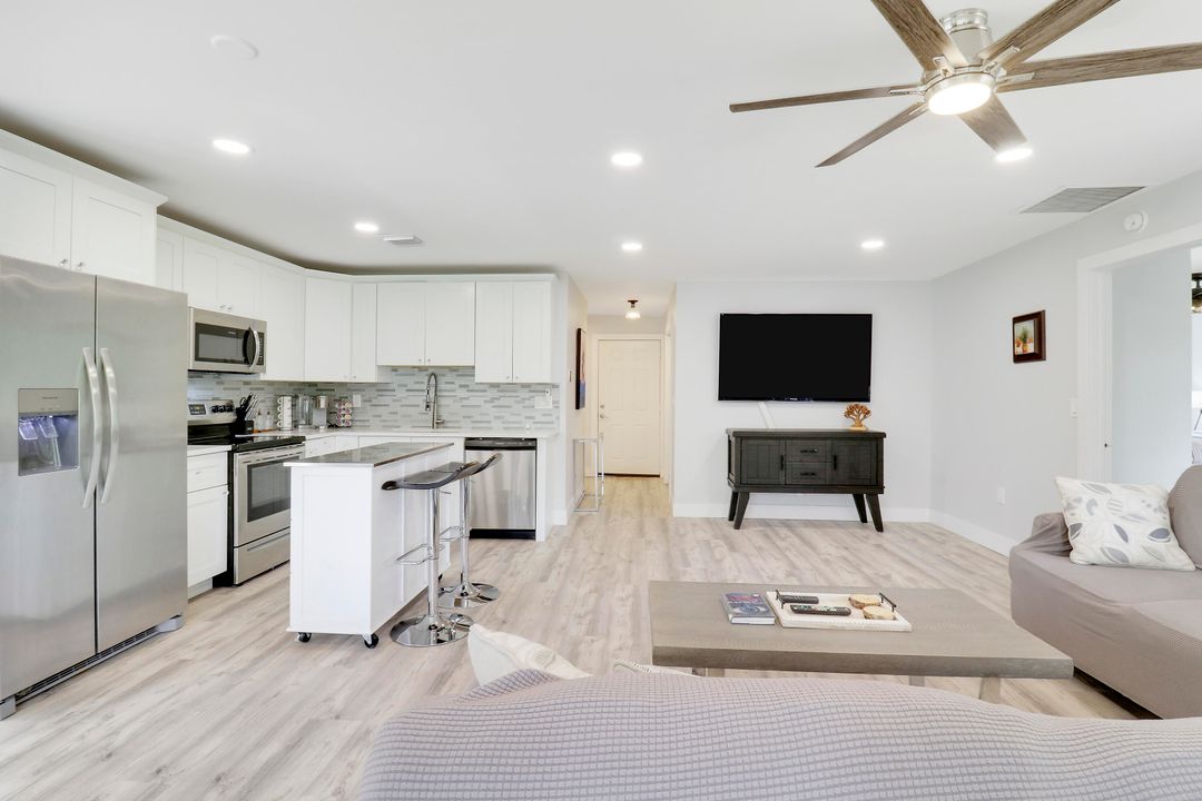 Active With Contract: $927,900 (5 beds, 4 baths, 2279 Square Feet)