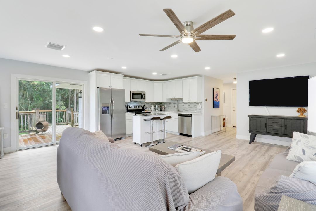 Active With Contract: $927,900 (5 beds, 4 baths, 2279 Square Feet)