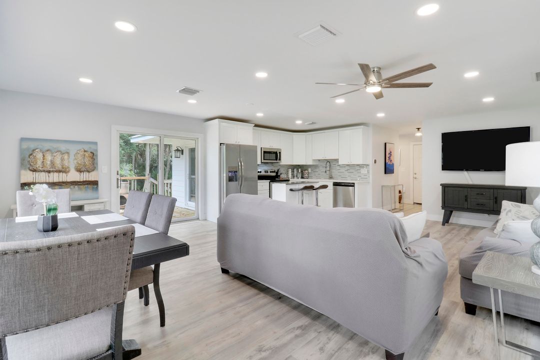 Active With Contract: $927,900 (5 beds, 4 baths, 2279 Square Feet)