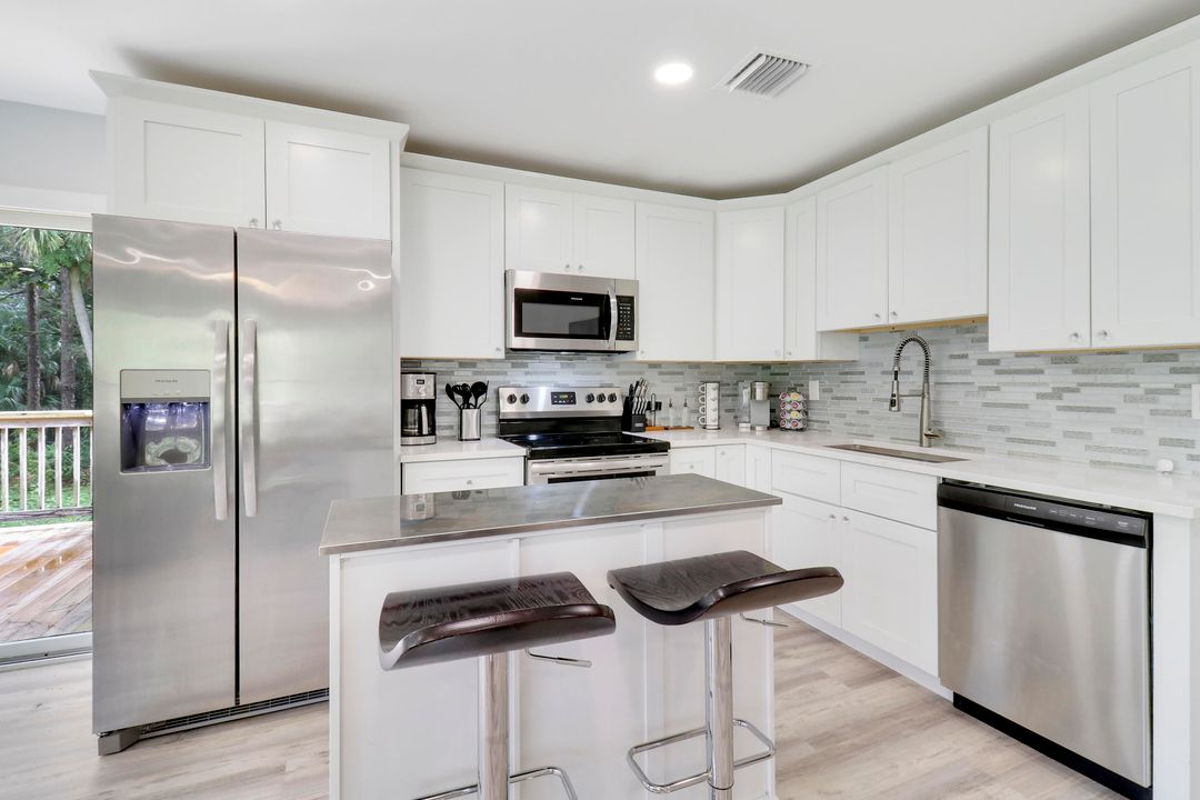 Active With Contract: $927,900 (5 beds, 4 baths, 2279 Square Feet)