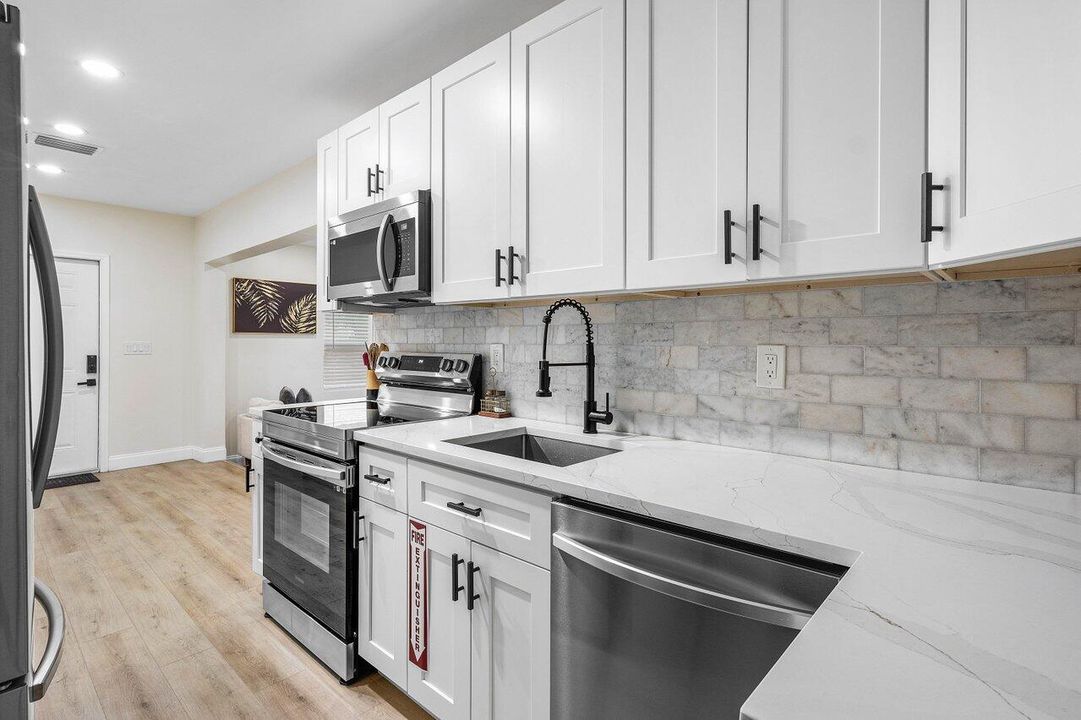 Под контрактом: $1,500,000 (0 спален, 0 ванн, 2367 Квадратных фут)