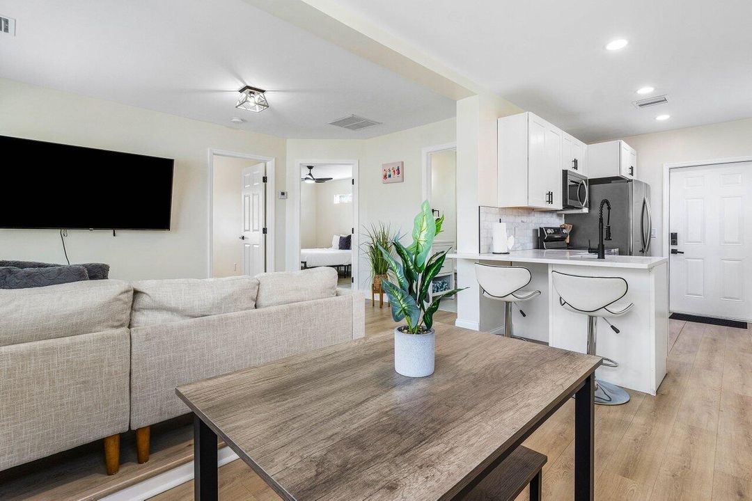 Под контрактом: $1,500,000 (0 спален, 0 ванн, 2367 Квадратных фут)