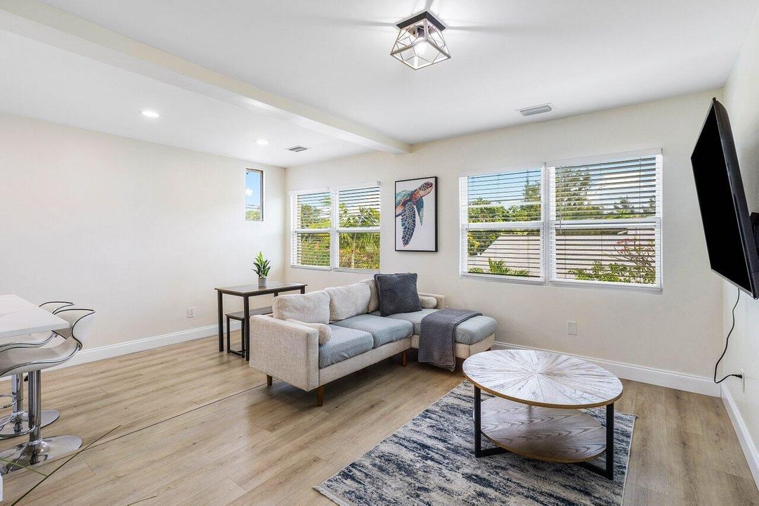 Под контрактом: $1,500,000 (0 спален, 0 ванн, 2367 Квадратных фут)