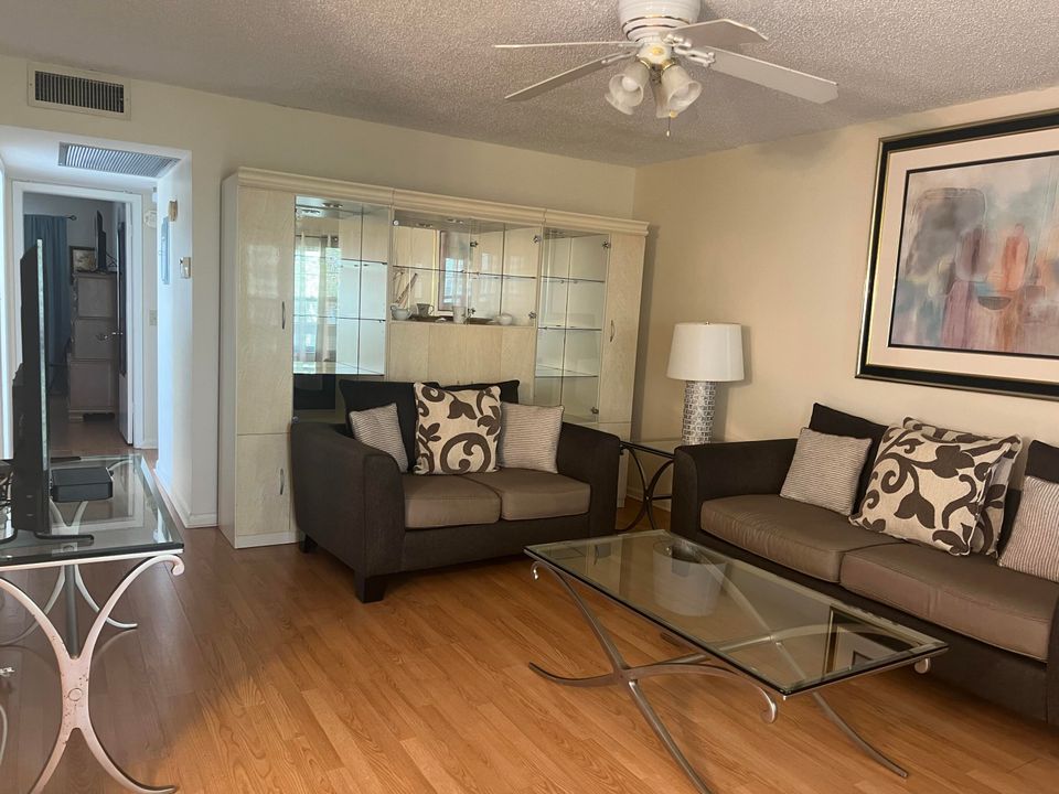 For Sale: $114,900 (2 beds, 1 baths, 840 Square Feet)