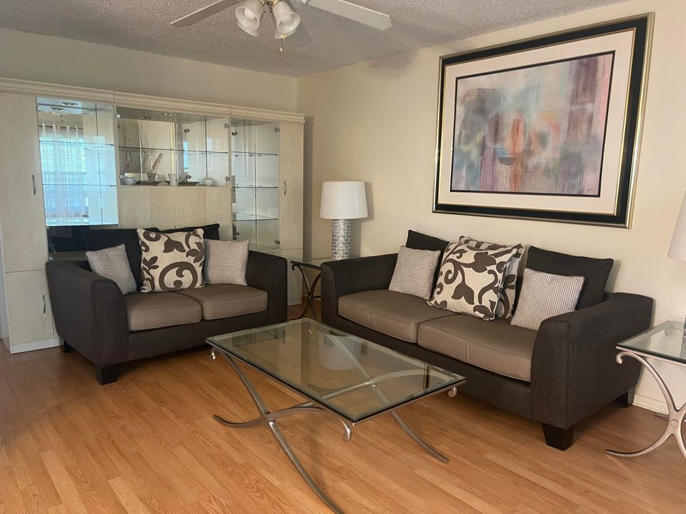 For Sale: $114,900 (2 beds, 1 baths, 840 Square Feet)