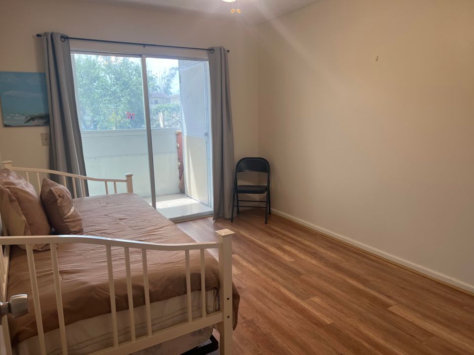 For Sale: $114,900 (2 beds, 1 baths, 840 Square Feet)