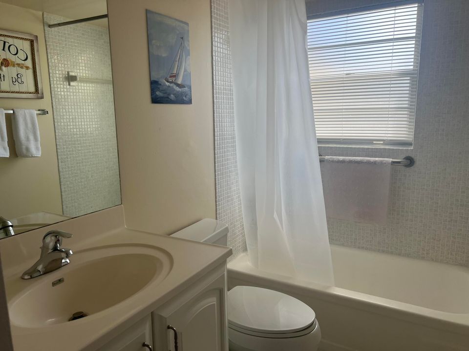 For Sale: $114,900 (2 beds, 1 baths, 840 Square Feet)