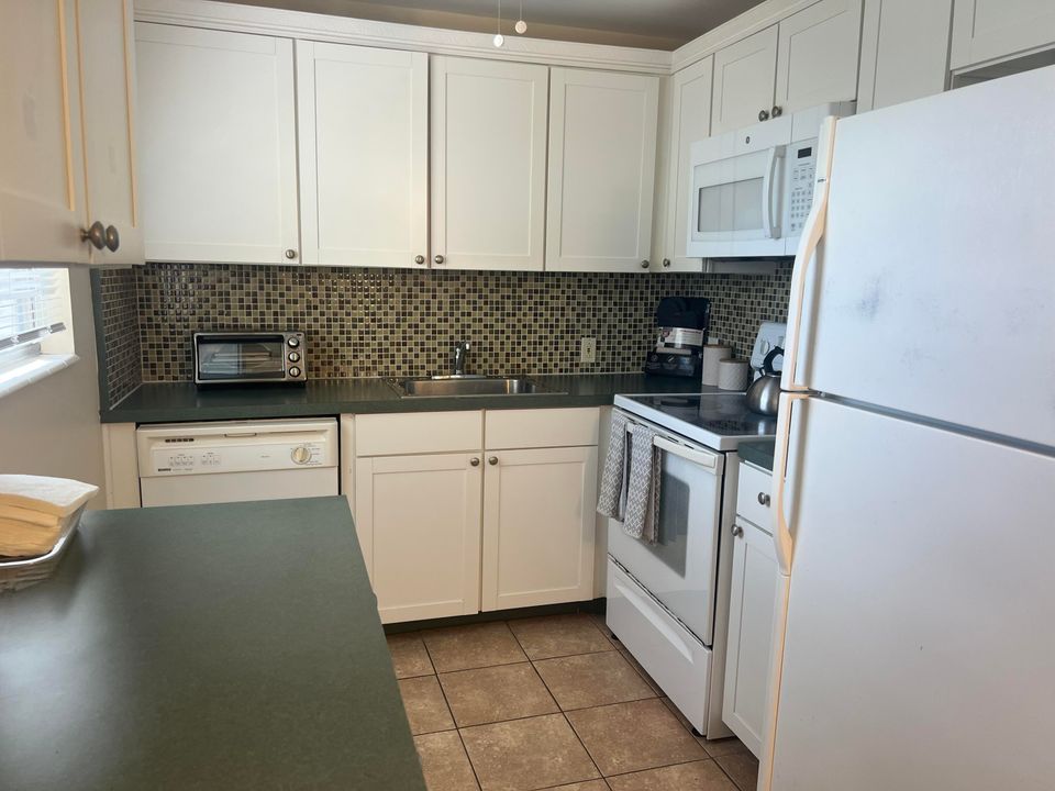 For Sale: $114,900 (2 beds, 1 baths, 840 Square Feet)