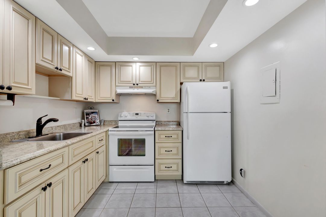 For Sale: $108,500 (1 beds, 1 baths, 760 Square Feet)