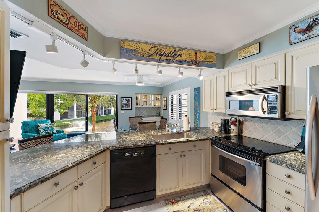 Под контрактом: $6,800 (2 спален, 2 ванн, 1183 Квадратных фут)