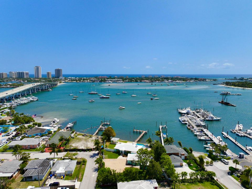 合同活跃: $4,800,000 (5 贝兹, 4 浴室, 2138 平方英尺)