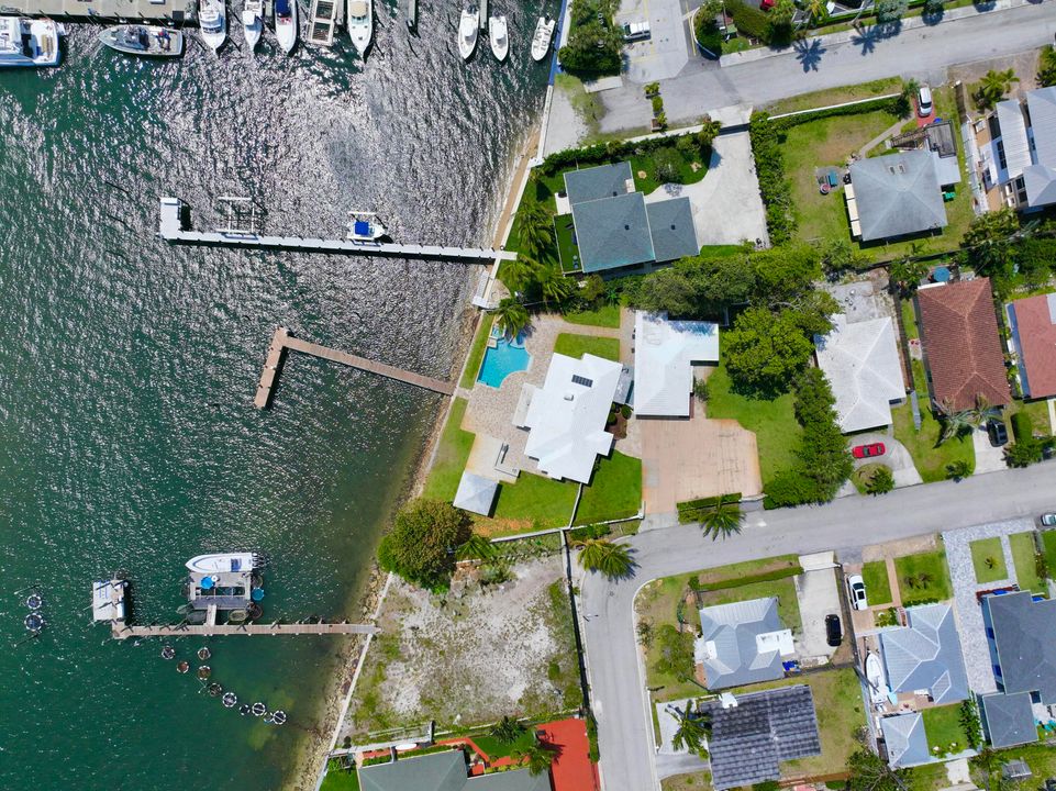 合同活跃: $4,800,000 (5 贝兹, 4 浴室, 2138 平方英尺)