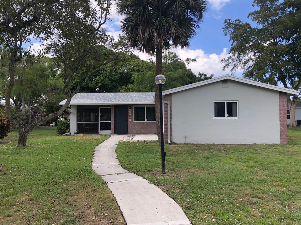 Active With Contract: $235,000 (2 beds, 1 baths, 1038 Square Feet)