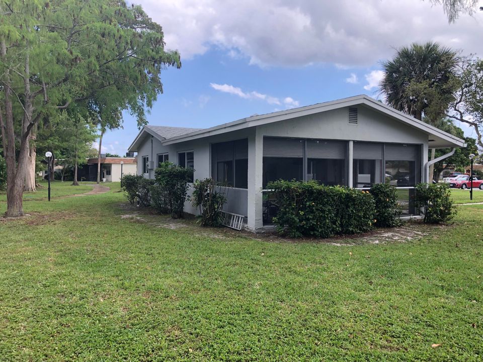 Active With Contract: $235,000 (2 beds, 1 baths, 1038 Square Feet)