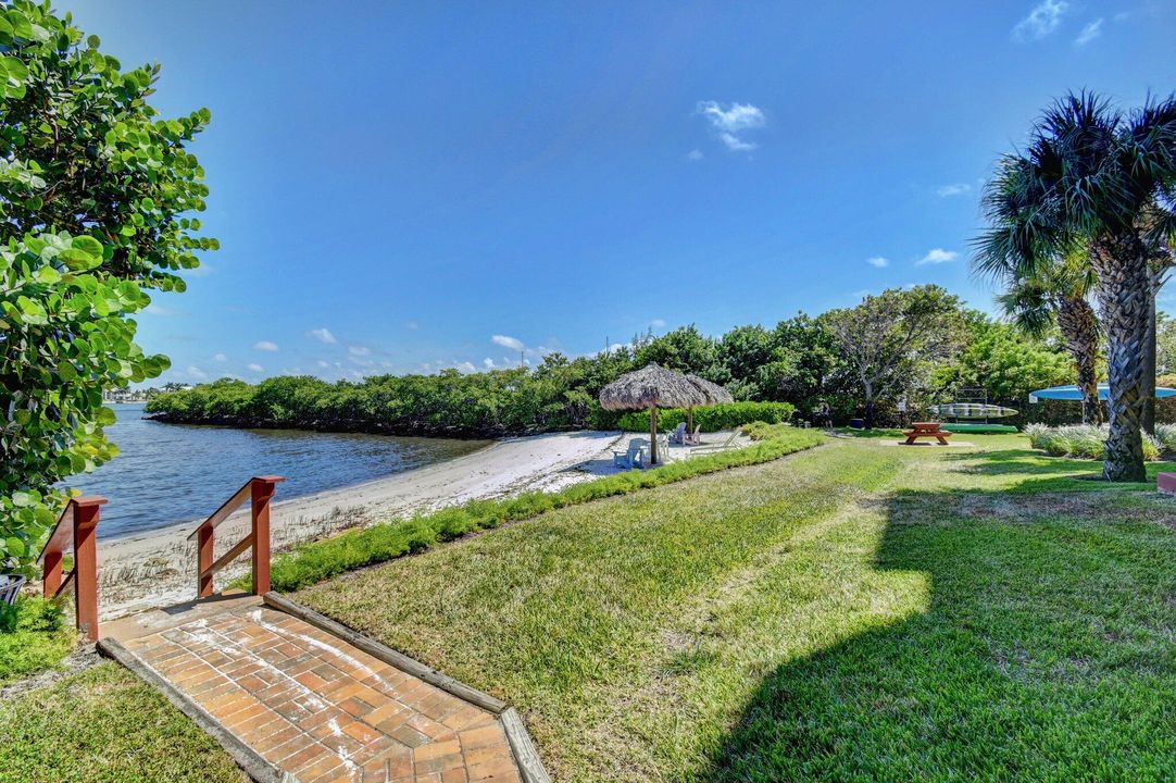 На продажу: $329,500 (2 спален, 2 ванн, 1061 Квадратных фут)