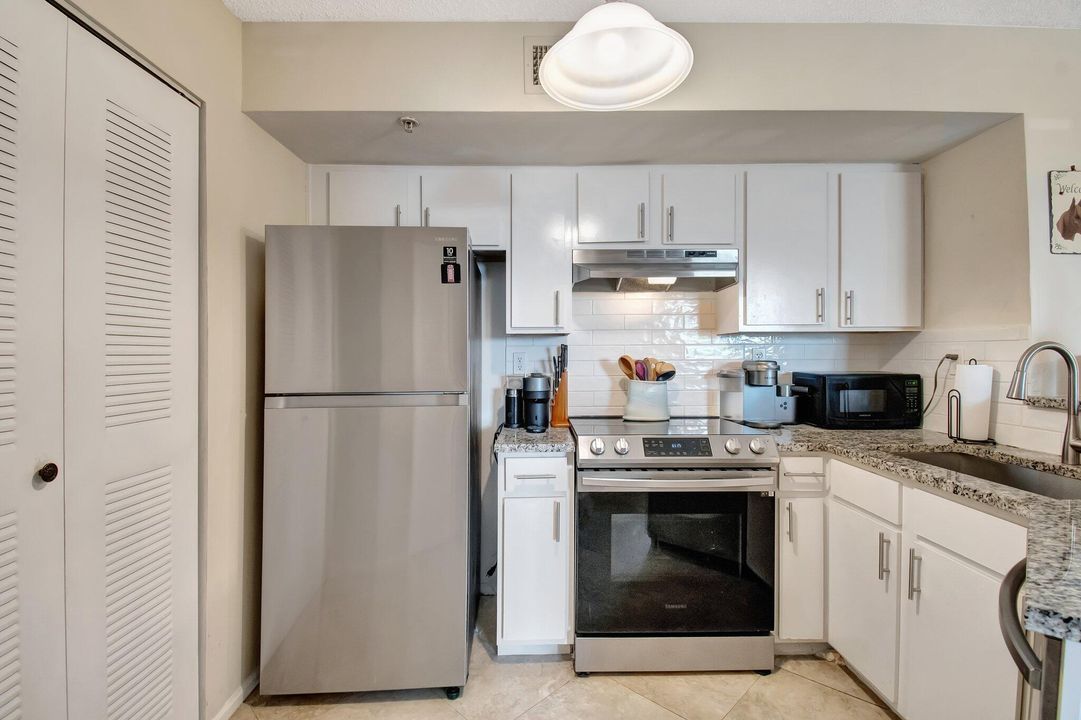 На продажу: $329,500 (2 спален, 2 ванн, 1061 Квадратных фут)