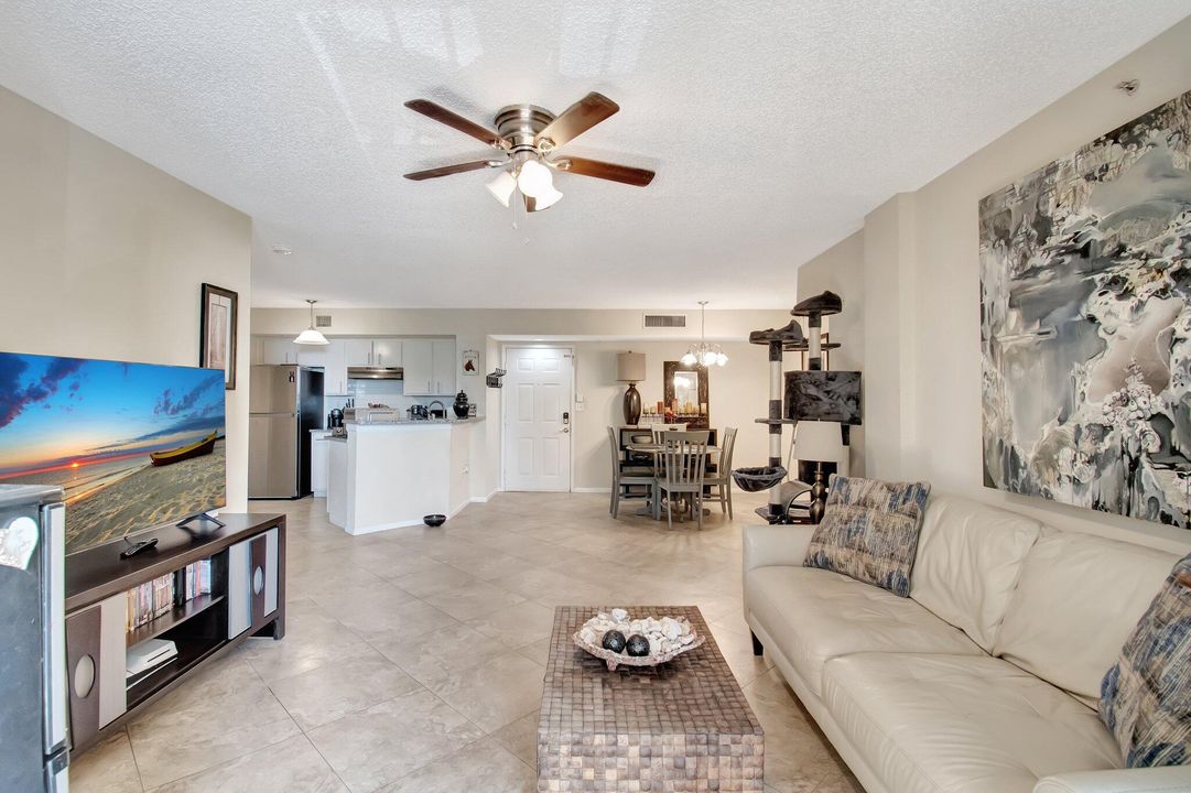 На продажу: $329,500 (2 спален, 2 ванн, 1061 Квадратных фут)